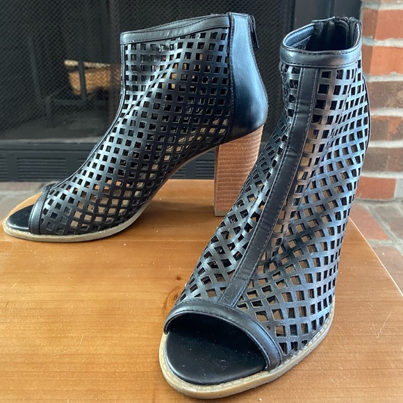 Report Ronda Black Laser Cut Waffle Weave Peep Toe Brown Heel Ankle Booties - Picture 2 of 3
